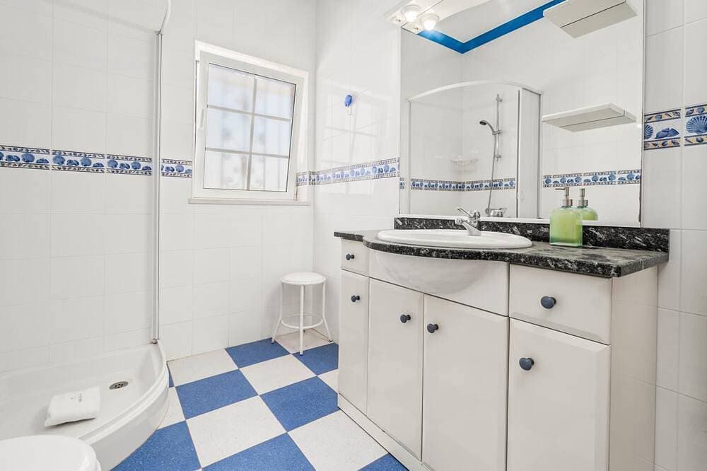 Foto 10 von 30: Charming Villa with Pool & Garden in Vale da Lama