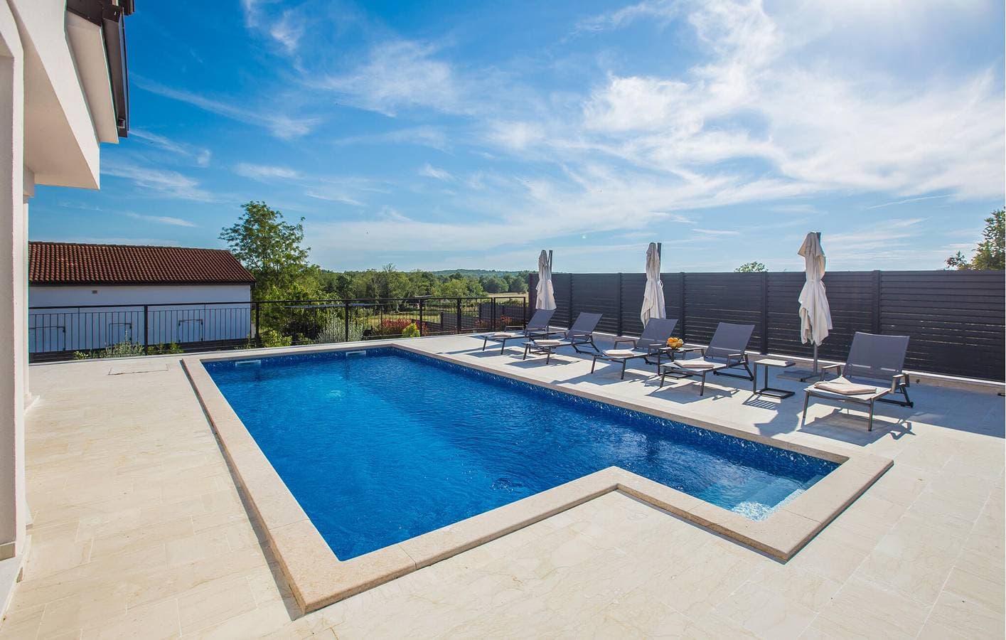 Foto 13 von 48: Reizende 1-Zimmer-Wohnung mit Pool und Terrasse, 400 m vom Stadtzentrum von Musalez entfernt