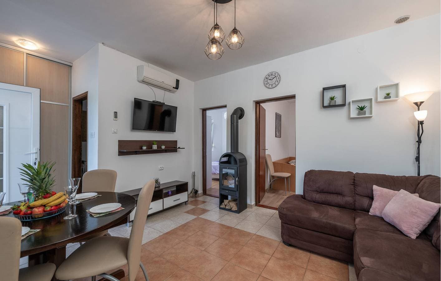 Foto 4 von 31: Gemütlich, 2 km vom Strand entfernt: Terrasse, WLAN und Parkplatz in einer modernen Wohnung