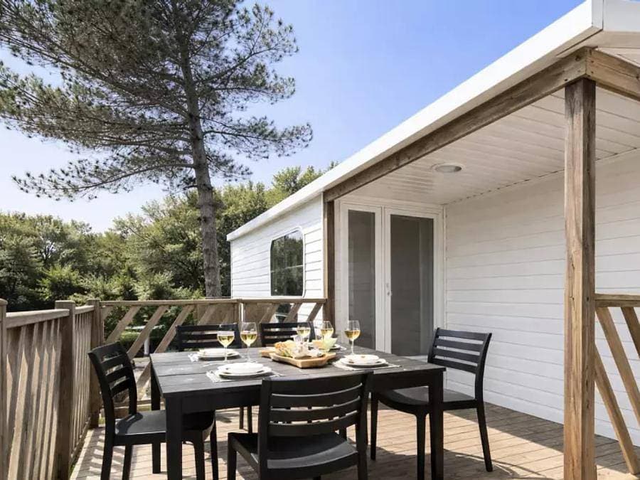Foto 11 von 18: Camping Versants (anciennement Parc des Chênes) - Chalet 4 personen - Klimaanlage - TV - Bettwäsche - Handtücher