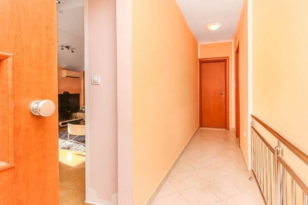 Foto 11 von 24: Das Apartment Sea View ist 70 m² groß und verfügt über ein modernes Design und eine atemberaubende Aussicht.