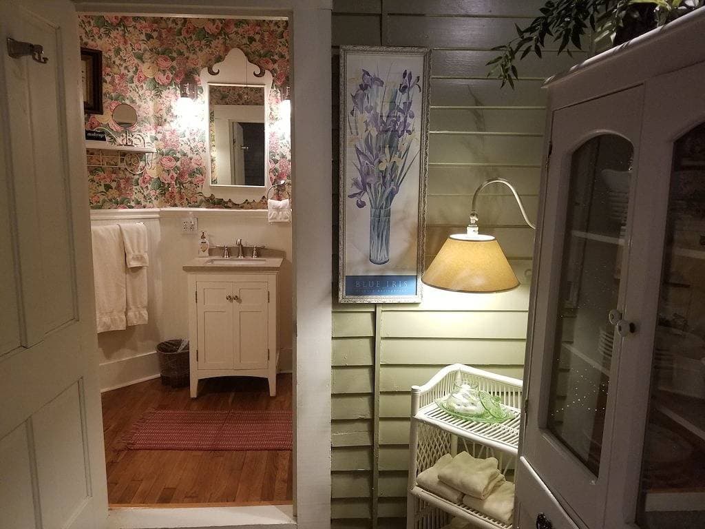 Foto 9 von 18: Private Garden, Jacuzzi Tub, Fireplace, In-Cottage Breakfast & Walking Distance to SoMa Are Just the Beginning!