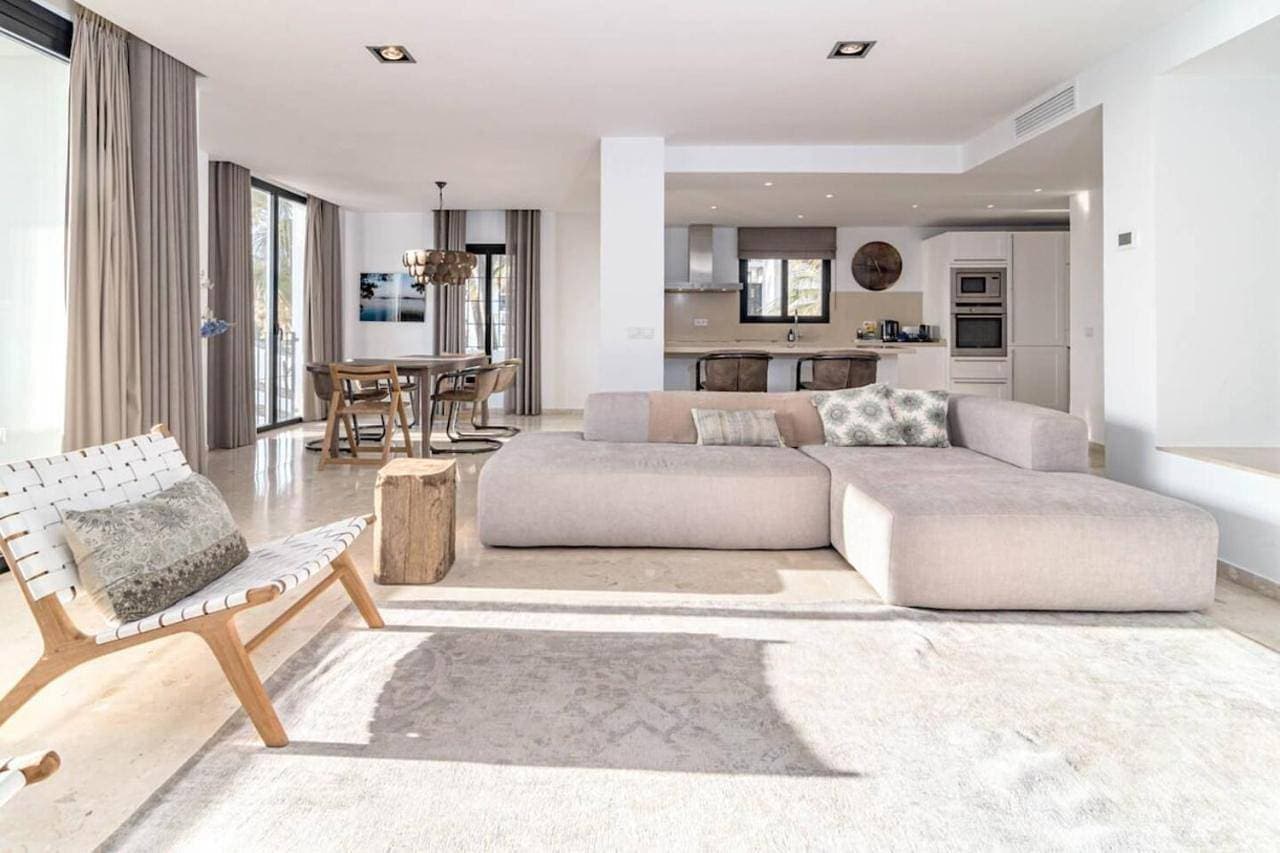 Foto 7 von 65: Three-Bedroom Apartment with Balcony