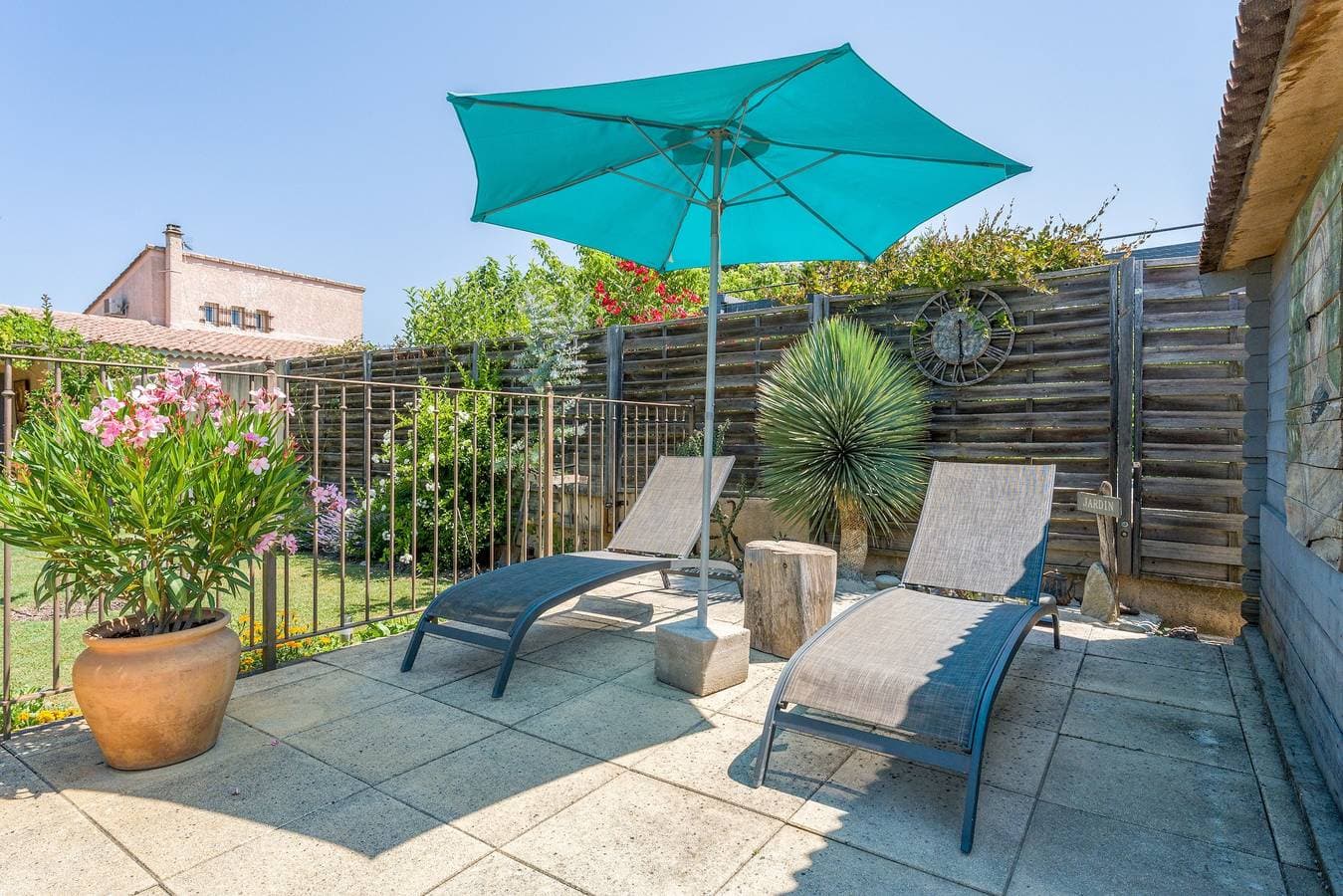 Foto 7 von 25: Bed & Breakfast 'Fleur De Garance' mit Gemeinschaftspool, privater Terrasse und WLAN