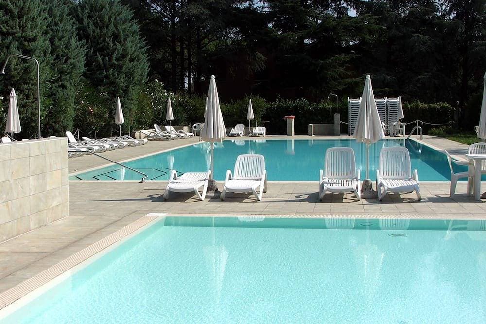 Zweizimmerwohnung in einer Residenz im Grünen mit Swimmingpool 1