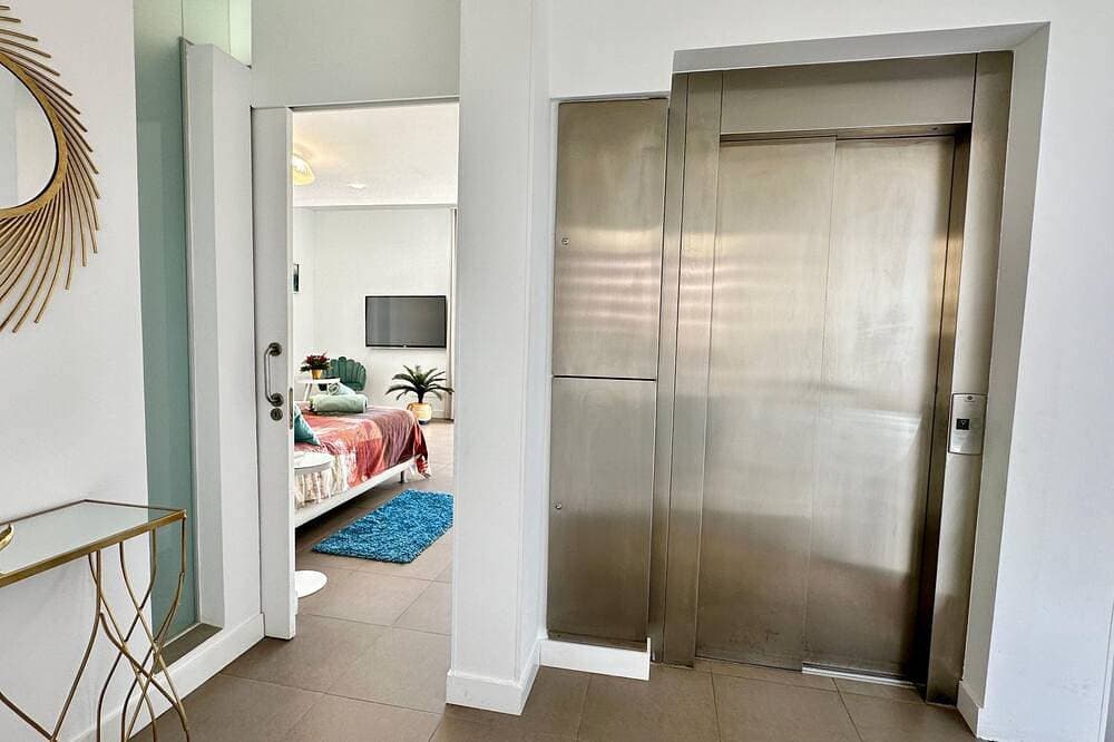 Foto 5 von 30: Luxury Villa in el Duque with 6 bedroom privet pool, the best area in Tenerife!