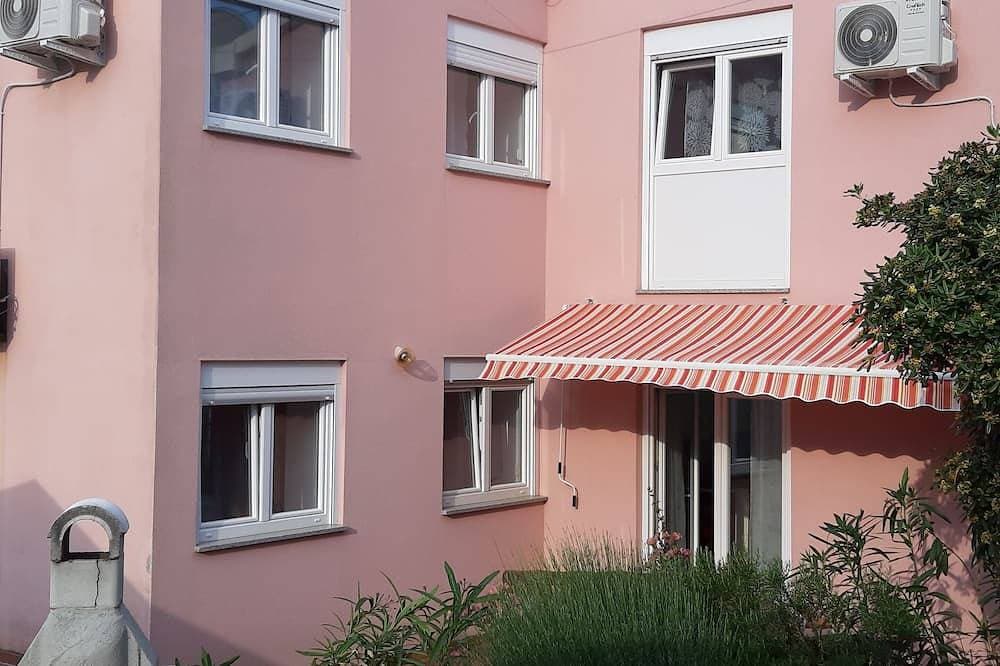 Ferienhaus \"Ella\" im Dorfzentrum, 12 min zum Meer! Ganzes Jahr zu mieten. 1