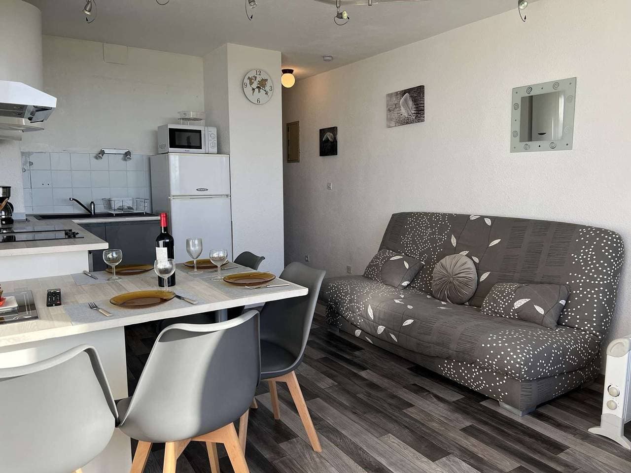 Foto 4 von 13: Studio für 4 - Pool, Parkplatz, Waschmaschine, In der Nähe von Geschäften