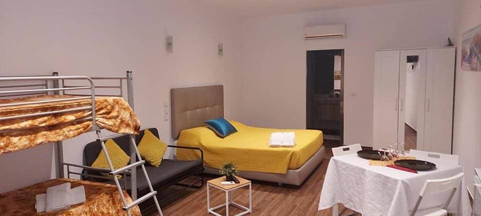 Foto 4 von 24: Family Room with Private Bathroom