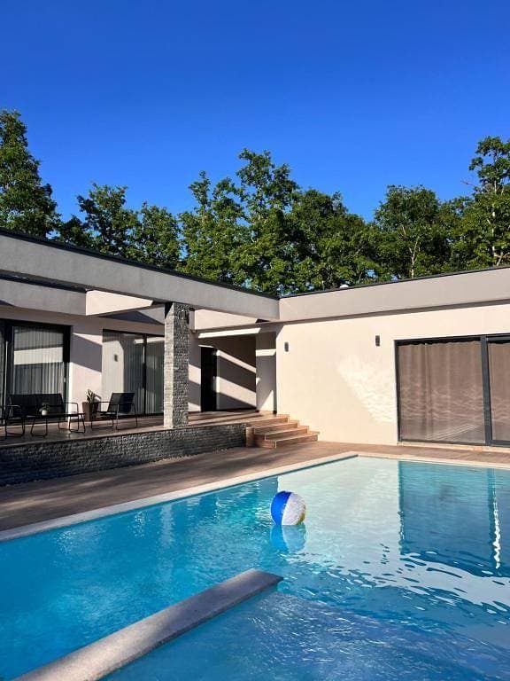 Foto 2 von 37: Luxury Villa Grey