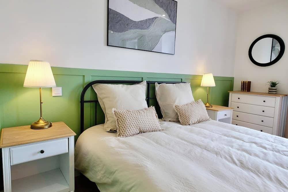 Foto 4 von 12: D-Day Suites - carentanlocation.fr: Avallon Downtown, 2 people, 2 minutes from the train station