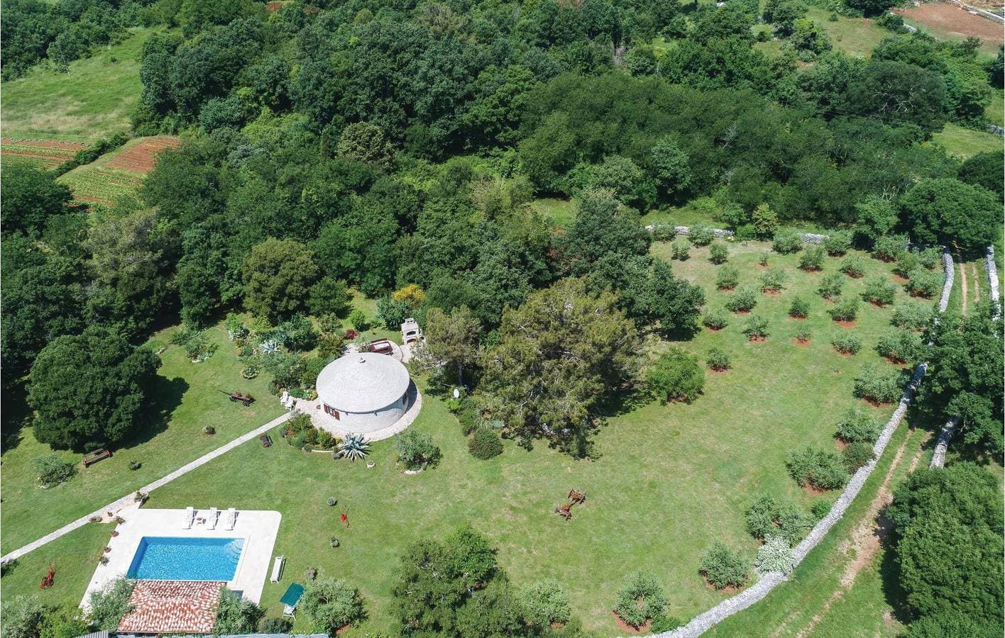 Foto 2 von 32: Reizende Ferienwohnung mit Pool, Terrasse und WLAN in der Nähe von Manjadvorci
