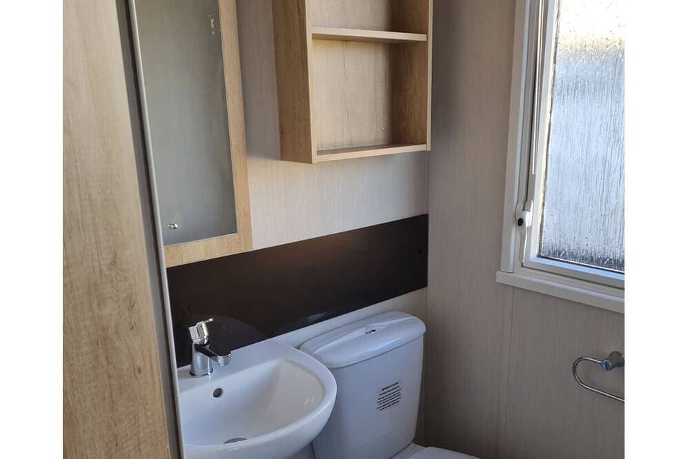 Foto 6 von 21: Delux Caravan für 6 Personen auf fantastischem Gelände mit Terrassentüren nach draußen.