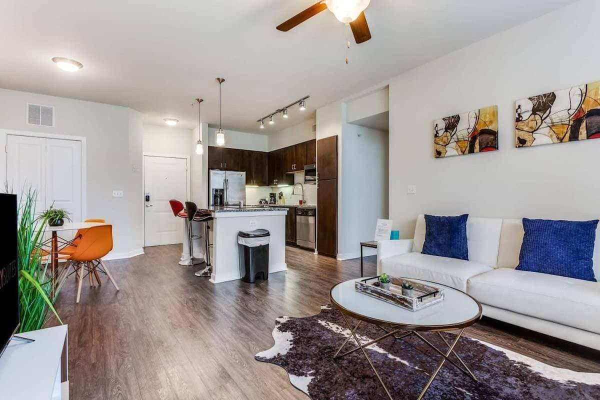2Br Modern SoCo CozySuites w 2 Pools #08 1