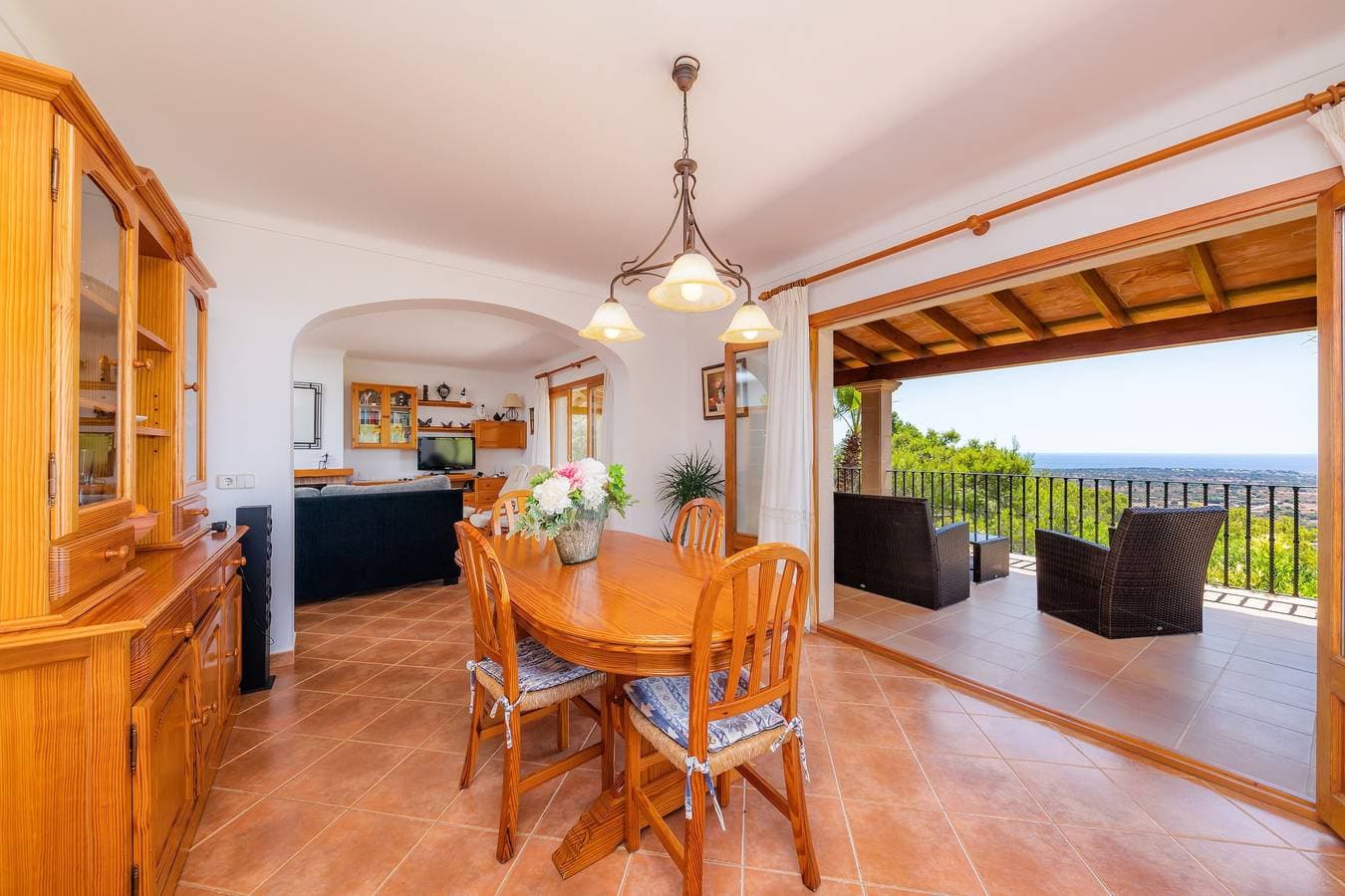 Foto 8 von 31: Villa „Es Puig“ mit Berg- und Meerblick, Balkon, Terrassen, Garten und Pool
