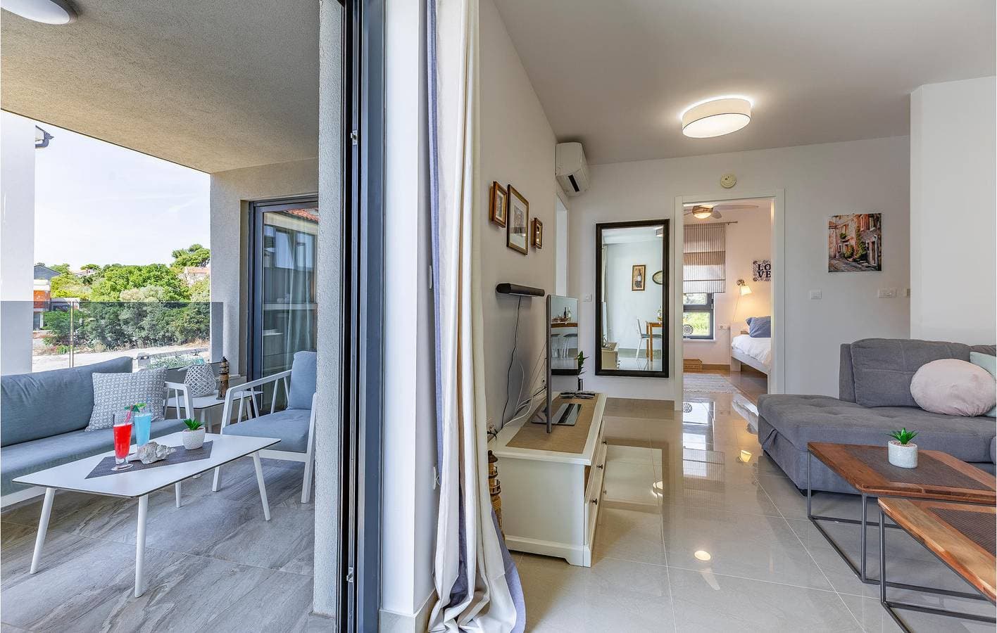 Foto 9 von 39: Gemütliche 62 m² große Ferienwohnung mit Meerblick, Pool, Strand in der Nähe und Parkplatz