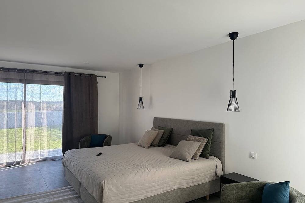 Foto 2 von 30: Geräumige 220 m² große Villa mit privatem Pool und großem umzäunten Garten