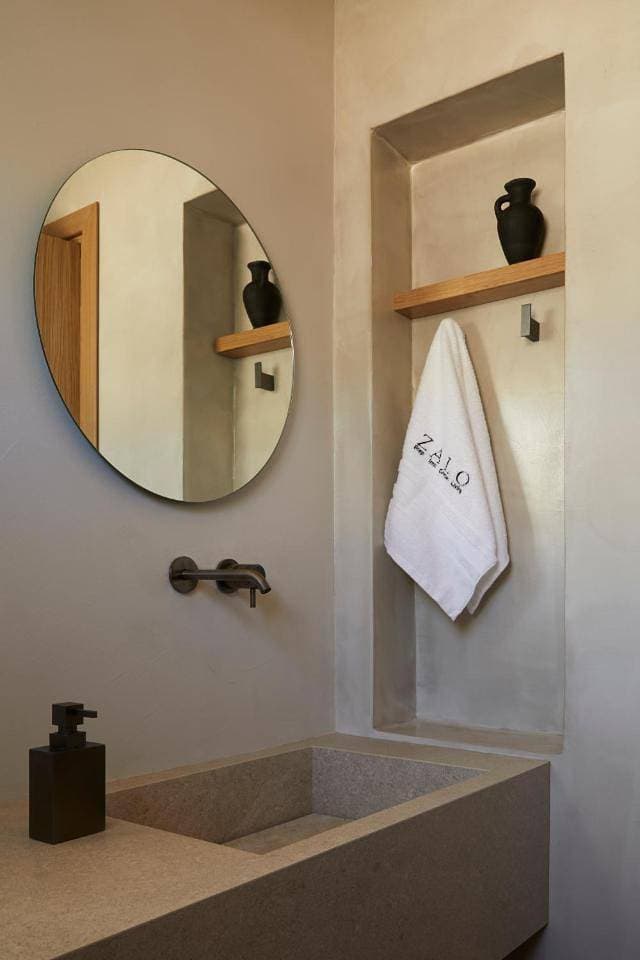 Foto 7 von 13: Stylish Suite with Jacuzzi & Access to Shared Heated Pool (Upper Floor)