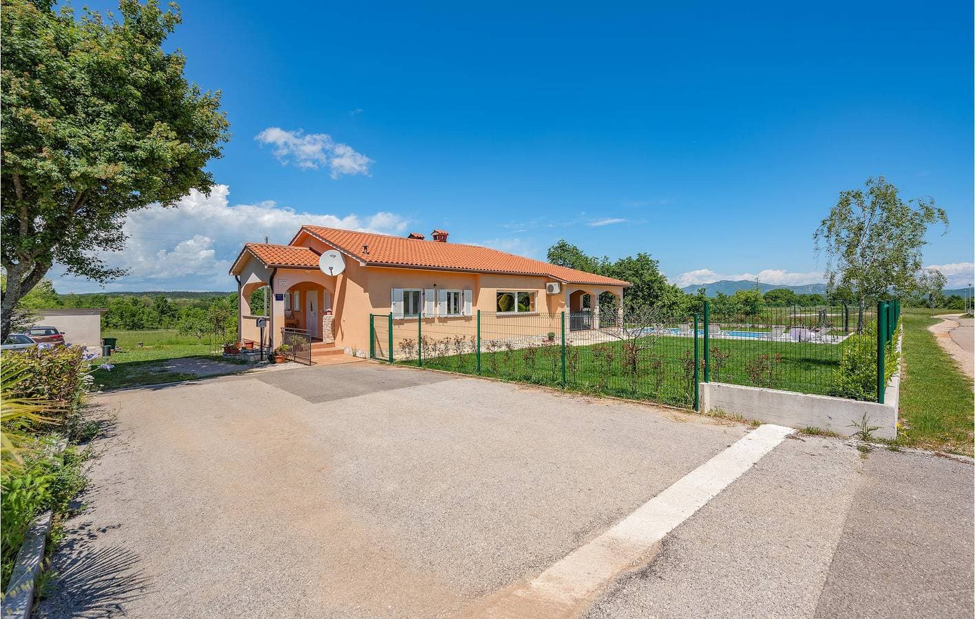 Foto 3 von 37: Charmante 2-Zimmer-Wohnung mit Pool, WLAN und Parkplatz in der Nähe des Stadtzentrums von Raša
