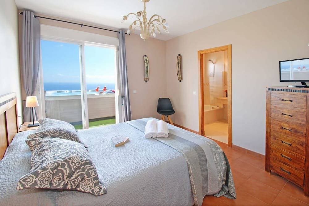 Foto 2 von 30: Penthouse mit Meerblick, privatem Jacuzzi und großer Terrasse – Cala 4