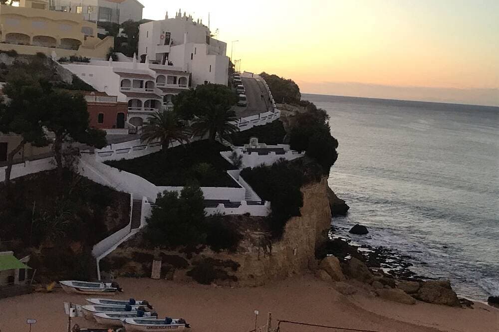 Foto 8 von 23: Carvoeiro town apartment wifi, elevator, roof terrace, airconditioning,  garage.