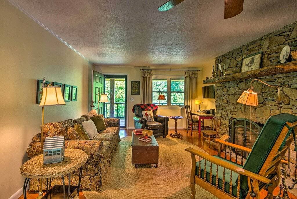 Foto 10 von 24: Bryson City Cabin w / Hot Tub & Deck - auf mehr als 2 Acres!
