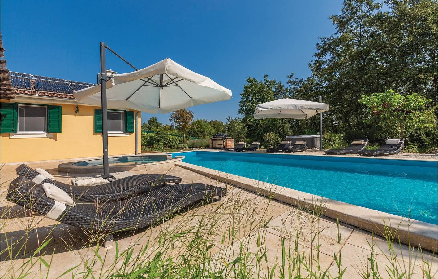 Foto 12 von 47: Geräumige 2-Zimmer-Ferienwohnung mit Pool, WLAN, Klimaanlage und Parkplatz