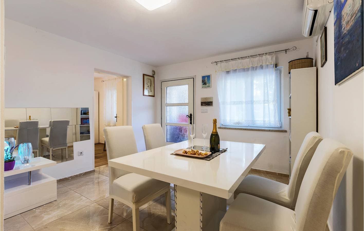Foto 3 von 24: Gemütliche Ferienwohnung mit Terrasse, WLAN, Parkplatz, 1 km vom Strand Bijela entfernt