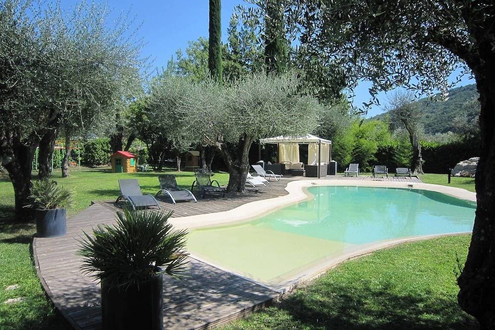 Luxushaus mit Charakter, großer, ebener Garten, großes Schwimmbad 1