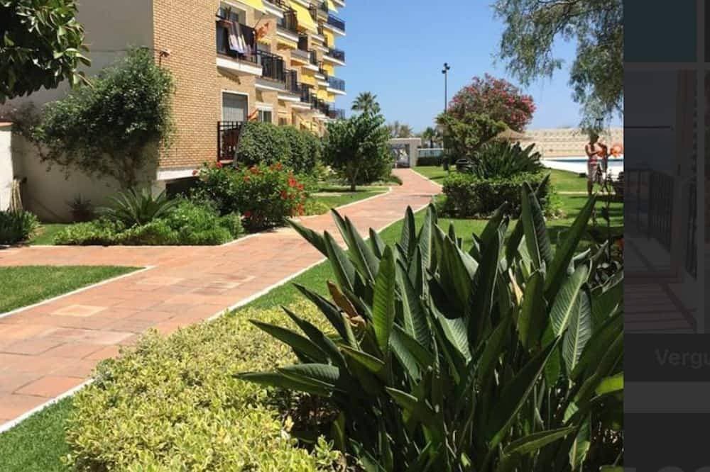 Foto 10 von 24: Beachfront 2 bedroom apartment, seaview, swimmingpool, parking