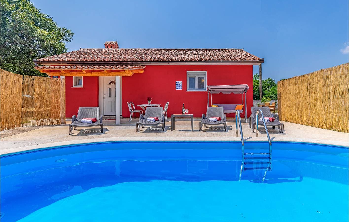 Foto 5 von 25: Modernes Apartment mit Pool, Parkplatz und WLAN in der Nähe des Stadtzentrums von Rebici