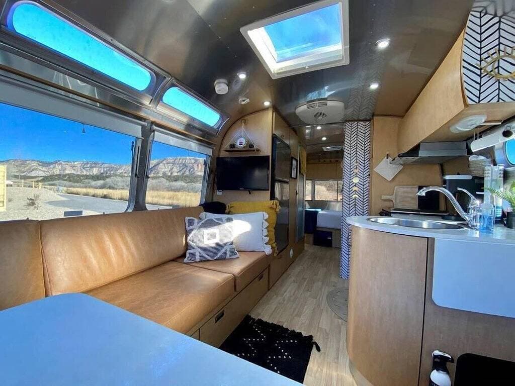 Foto 2 von 39: Luxus Airstream in der Nähe von Zion | Whirlpool Sauna Ausblick