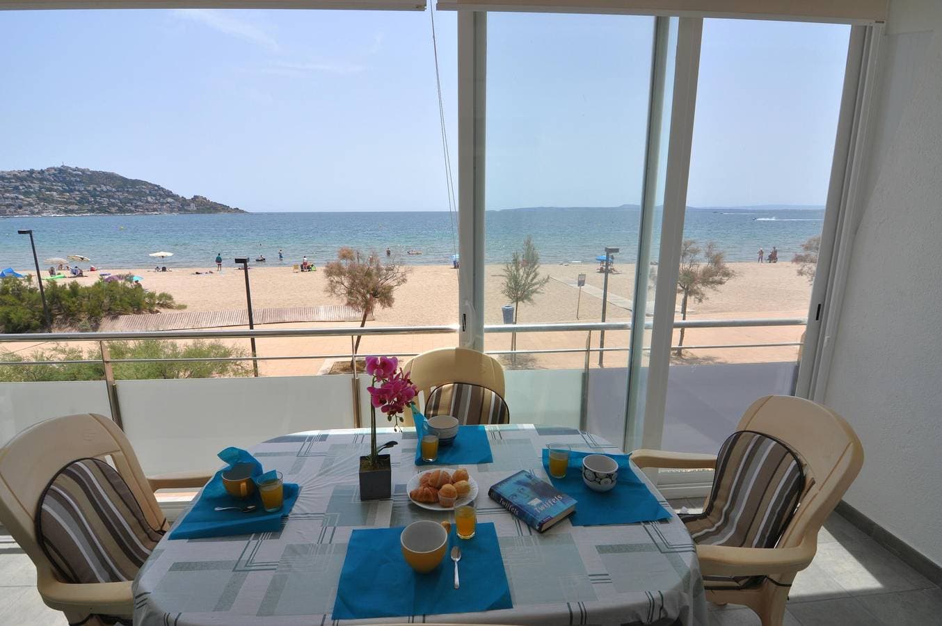 Foto 3 von 38: Charmante Wohnung zur Miete in Roses, Costa Brava! Ideal für 5 Personen, nur 10 Meter vom Strand entfernt. Buchen Sie jetzt!