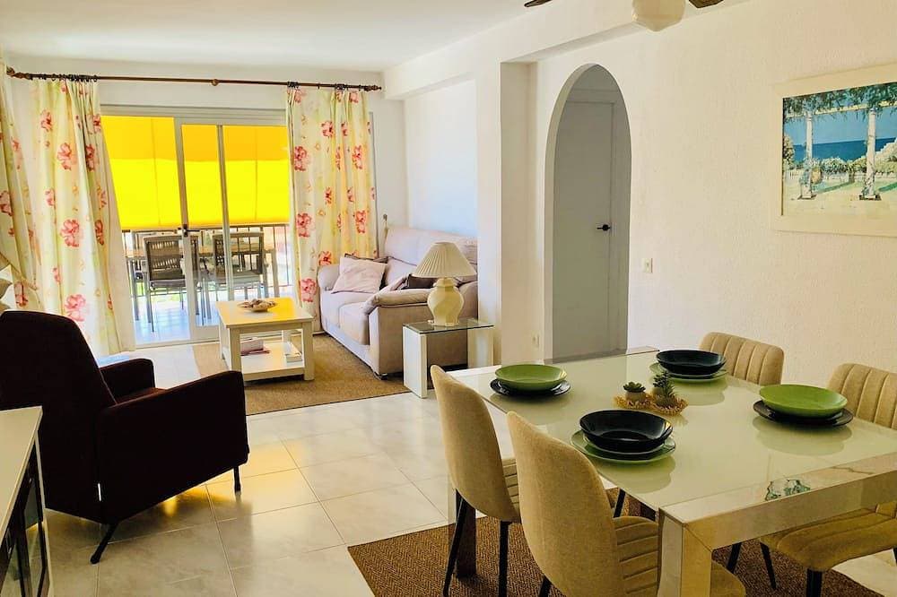 Foto 7 von 24: Beachfront 2 bedroom apartment, seaview, swimmingpool, parking