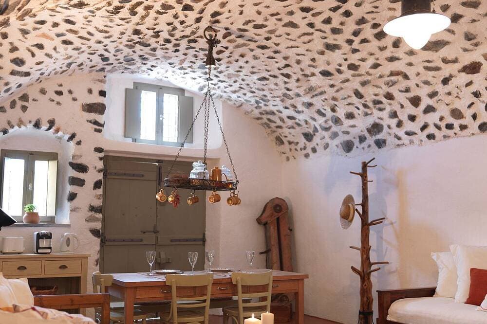 Foto 13 von 26: Charming Santorini Villa | Pori House | 1 Bedroom | Rustic & Traditional Interior | Exo Gonia
