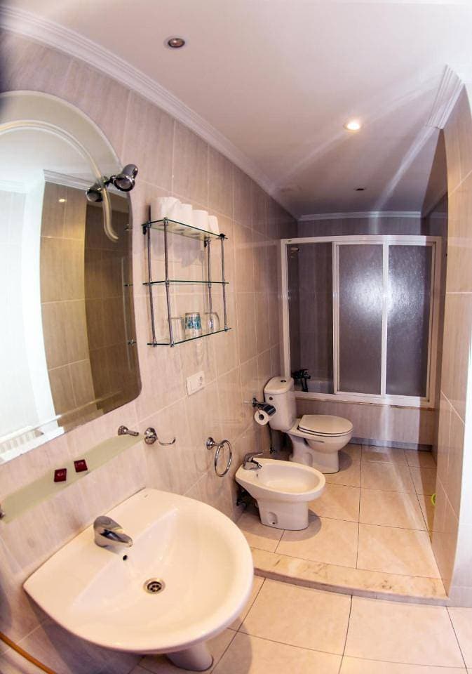 Foto 8 von 9: Standard Twin Room with Shared Bathroom
