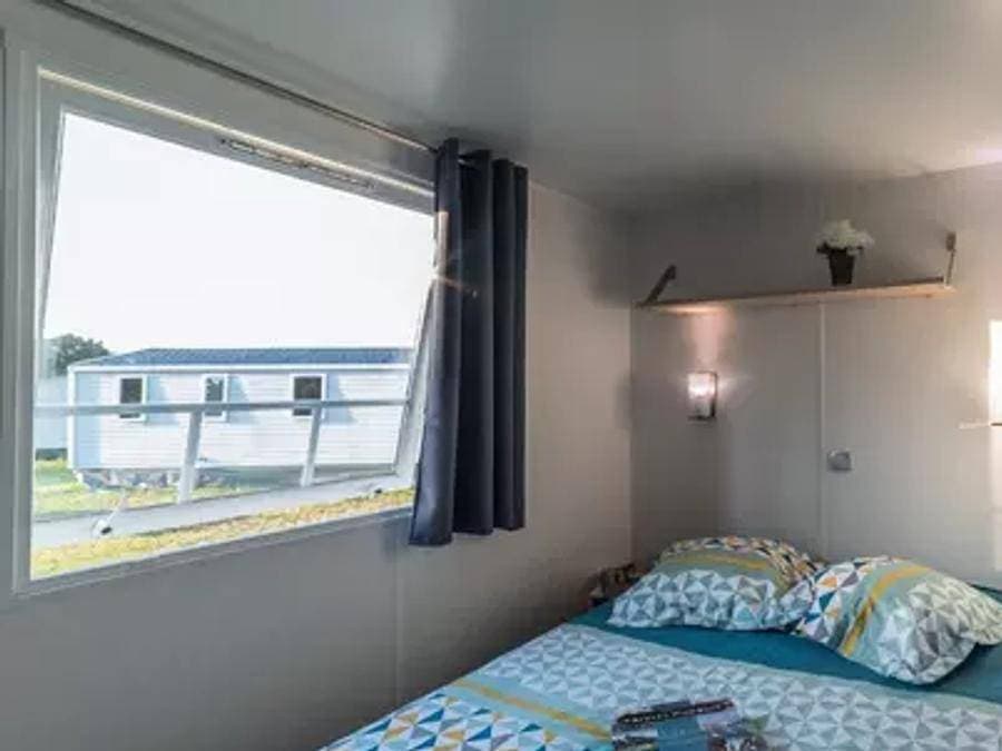 Foto 8 von 58: Camping Le Domaine de Mesqueau - Mobilheim 4 personen - Simply – 2 Schlafzimmer, 4 Personen