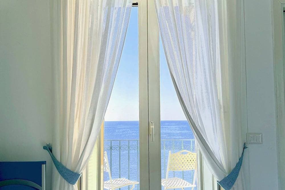 Foto 4 von 27: Romantic cottage, wide terrace overlooking the sea.