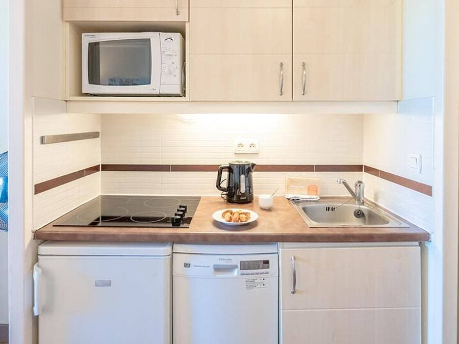 Foto 7 von 36: Pierre & Vacances Village Cap Esterel - Studio 4 personen - Studio 4 Personen - 1 Schlafbereich - Terrasse
