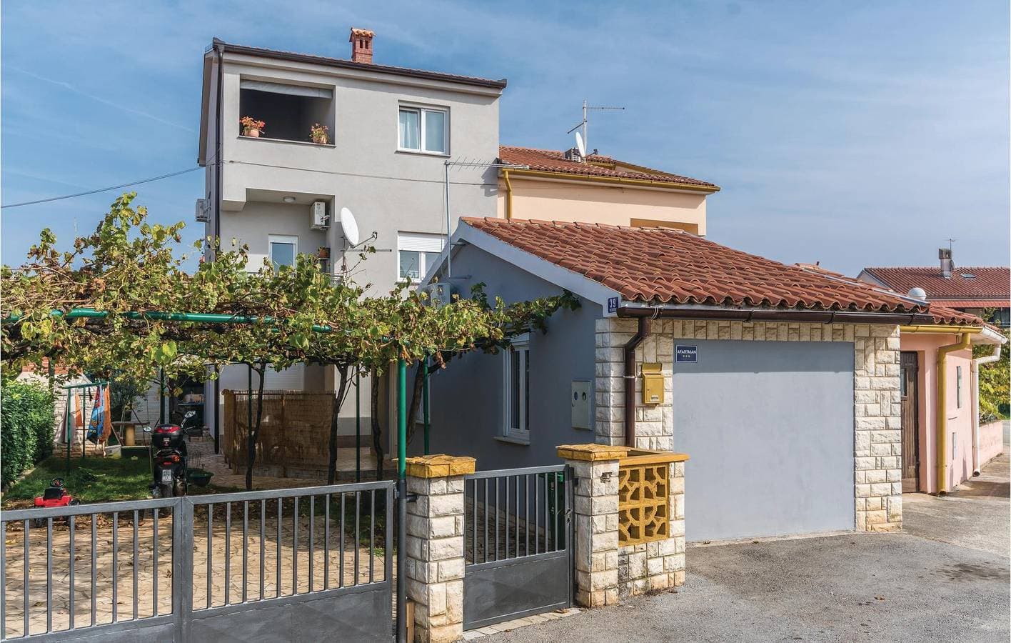 Gemütliche Ferienwohnung: WLAN, Terrasse und Klimaanlage, 2,5 km vom Strand entfernt 1