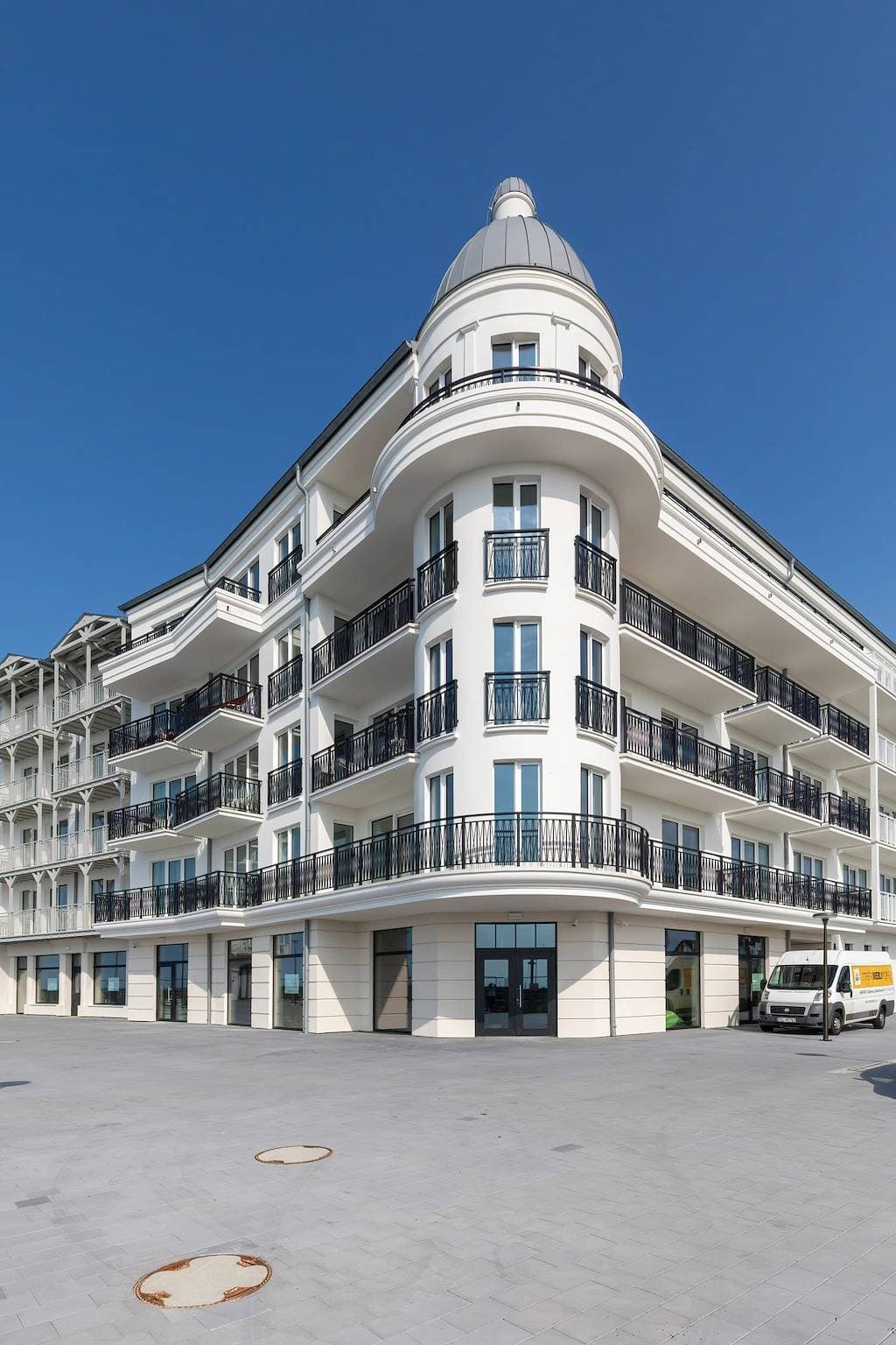 Foto 4 von 23: Stylish Apartment with Sea View | Balcony and Parking