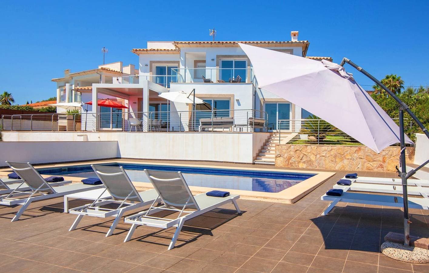 Foto 7 von 57: Apartment mit Meerblick, Pool und Küche in der Nähe des Strandes Cala Pi
