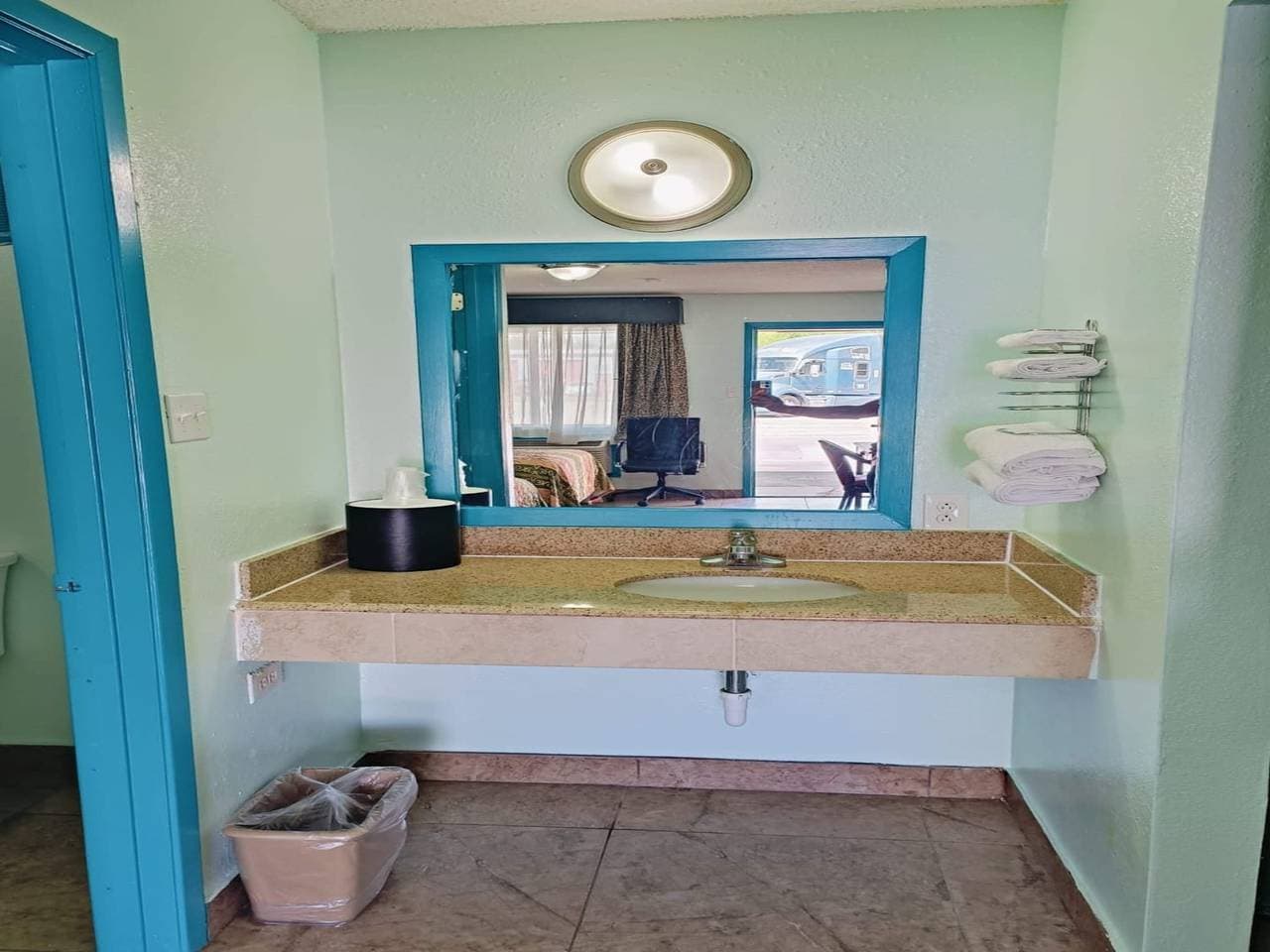 Foto 11 von 23: Edinburg, Texas | Kingsize-Bett | Rauchen