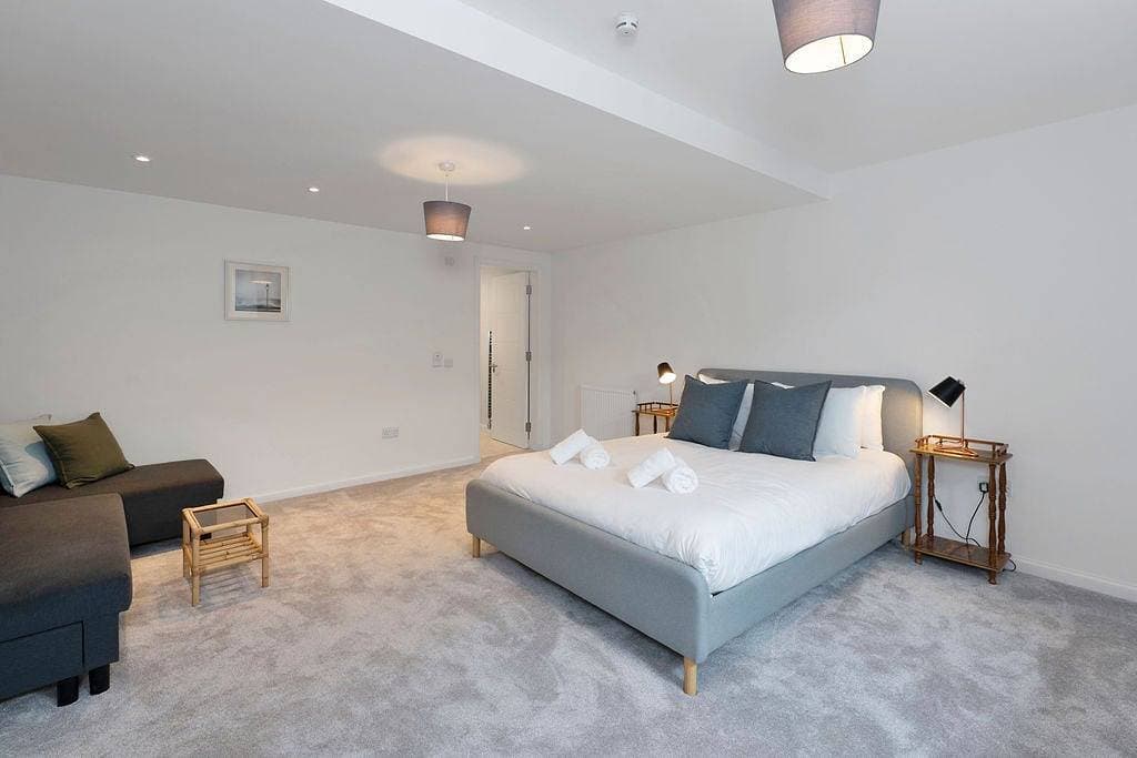 Foto 5 von 41: GuestReady - 2bed w Private Patio in Edinburgh