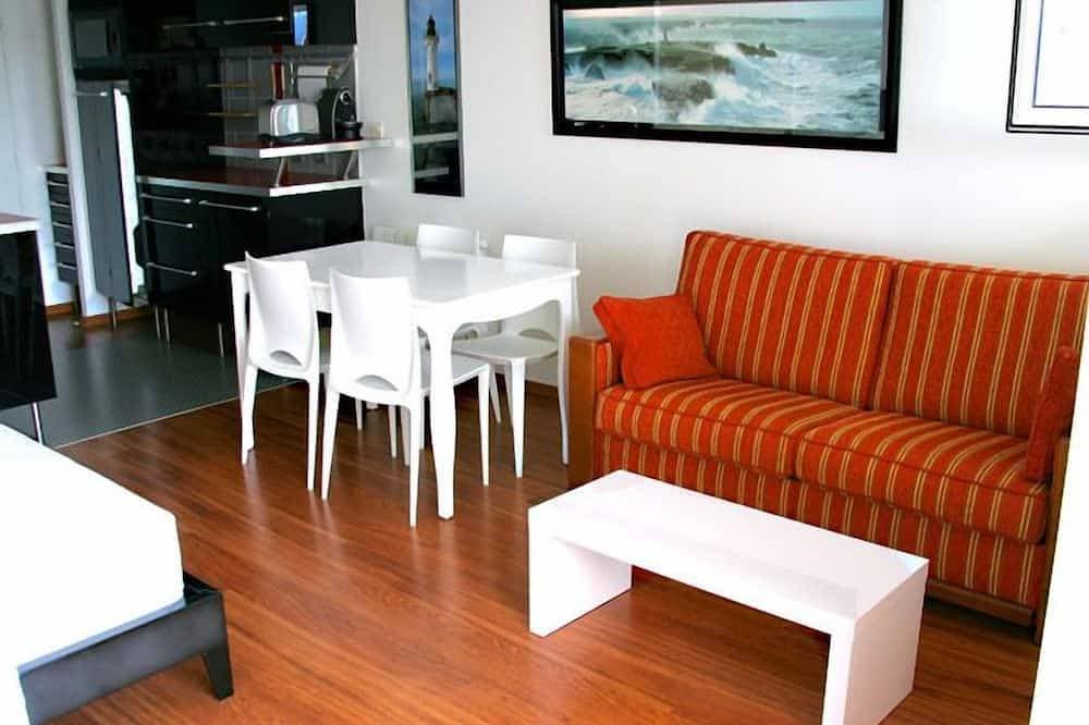 Foto 12 von 21: Voll ausgestattetes Studio mit Balkon, Blick auf das Meer, den Yachthafen und die Stadt