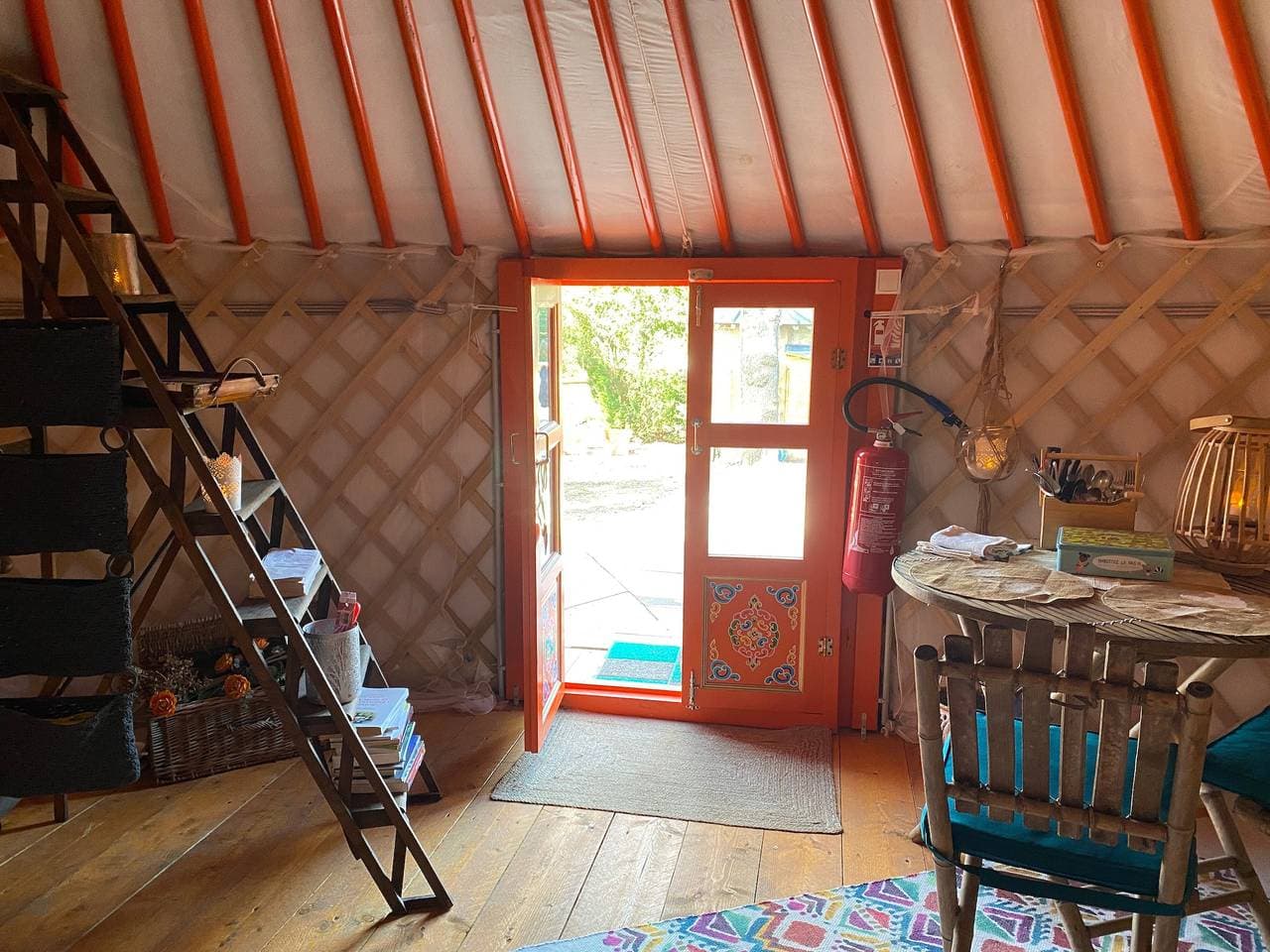 Foto 5 von 10: Glamping „Warme Jurte“ mit privater Terrasse und gemeinsamem Garten