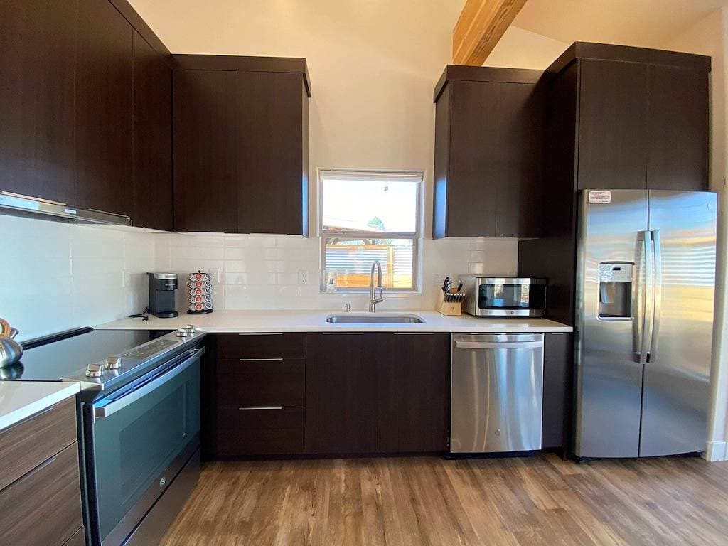 Foto 9 von 50: Luxe stay in Kanab with stargazing rooftop deck, pool & hot tub