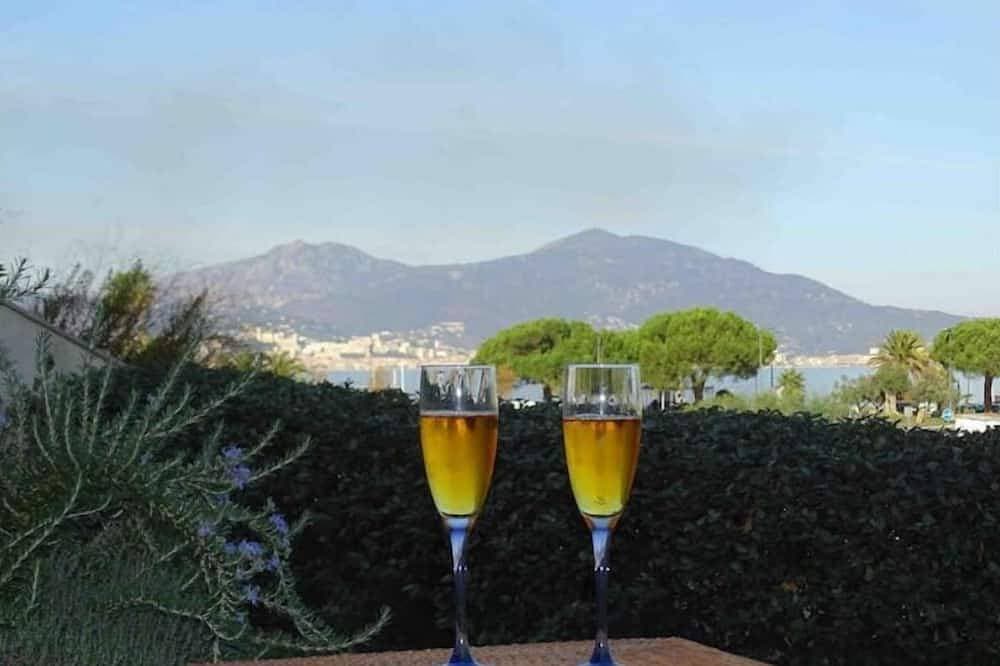 Grand T2, Centre Porticcio, 'tout à Pied', vue mer 1