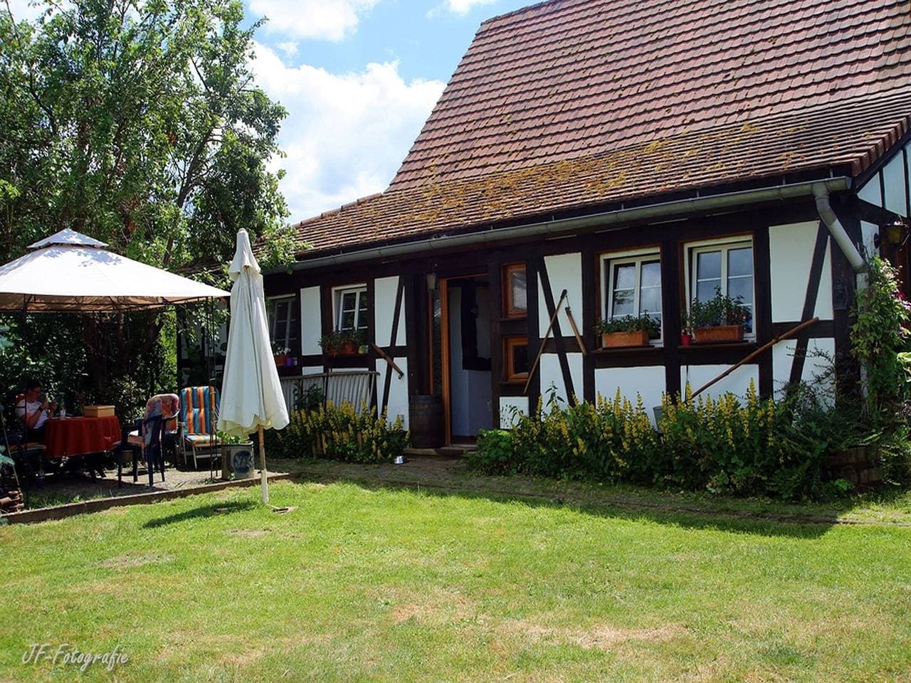 Foto 3 von 31: Ferienwohnung 'Fleurie' mit Gemeinschaftsterrasse, Gemeinschaftsgarten und Wi-Fi