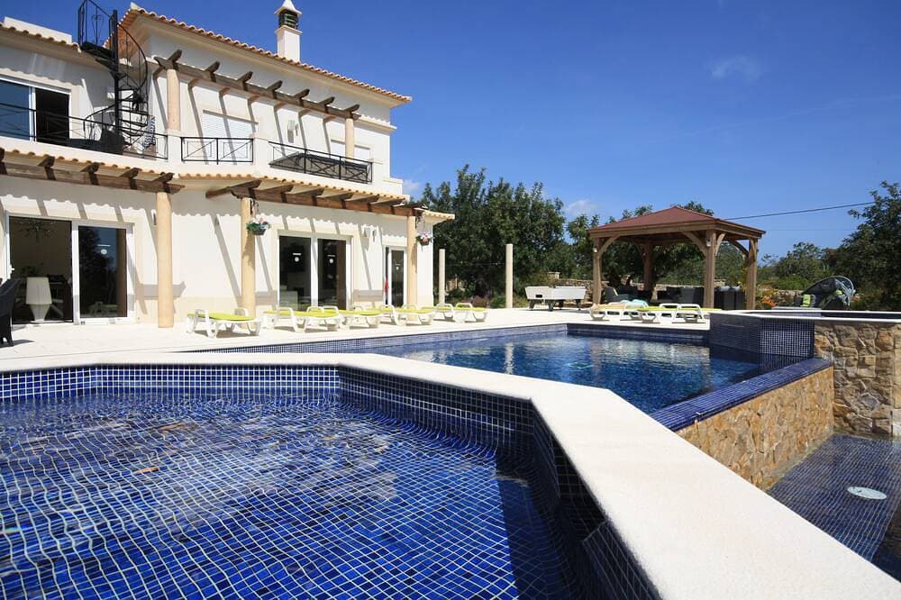 Foto 13 von 30: Makellose und luxuriöse moderne Villa mit großem Infinity-Pool und Spa (für 10 Personen)
